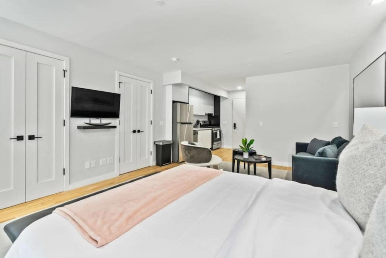 Căn hộ Luxe Studio With Charming Juliet Balcony