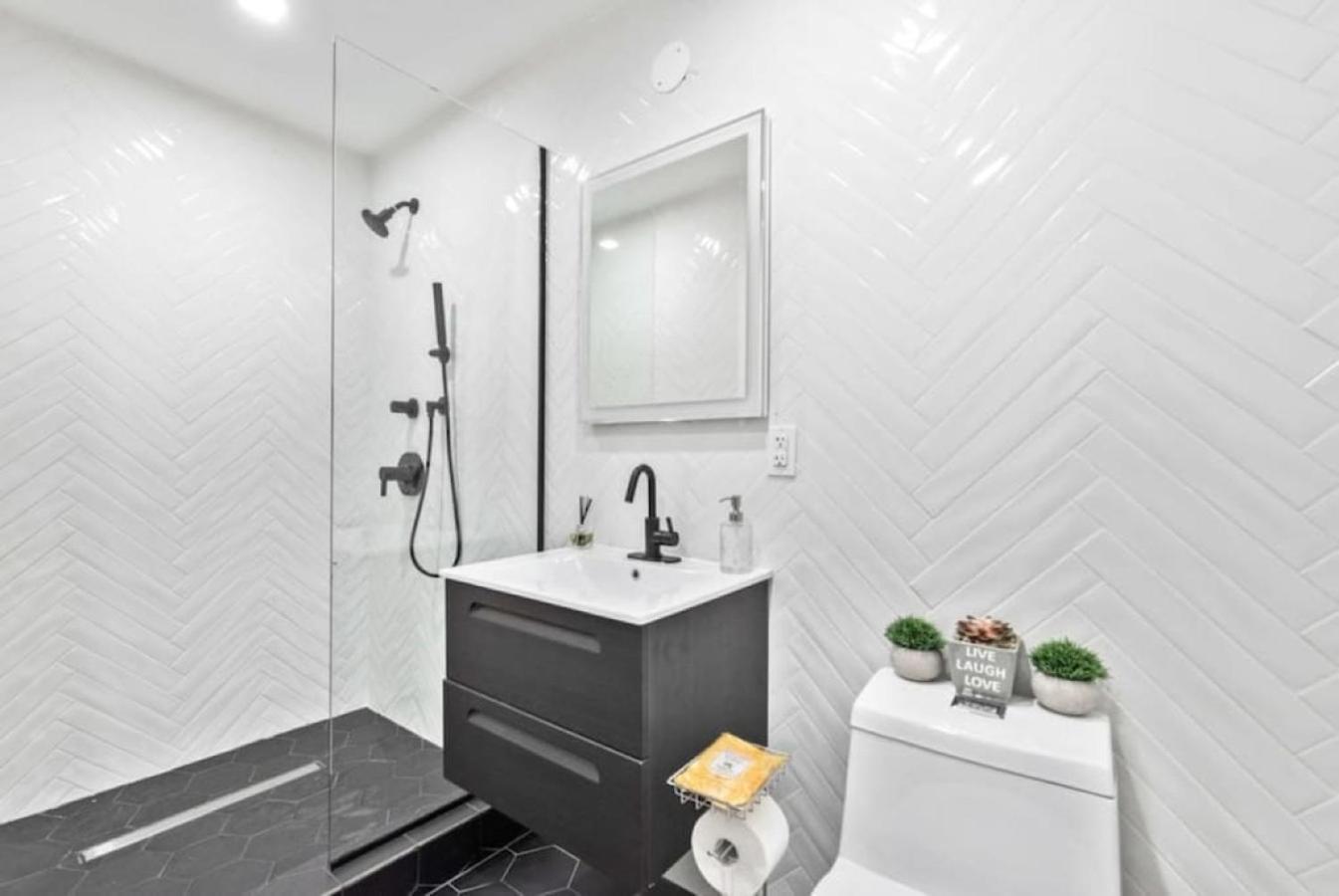 Luxe Studio With Charming Juliet Balcony Căn hộ New York