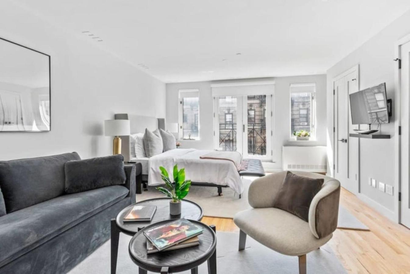 Căn hộ Luxe Studio With Charming Juliet Balcony New York