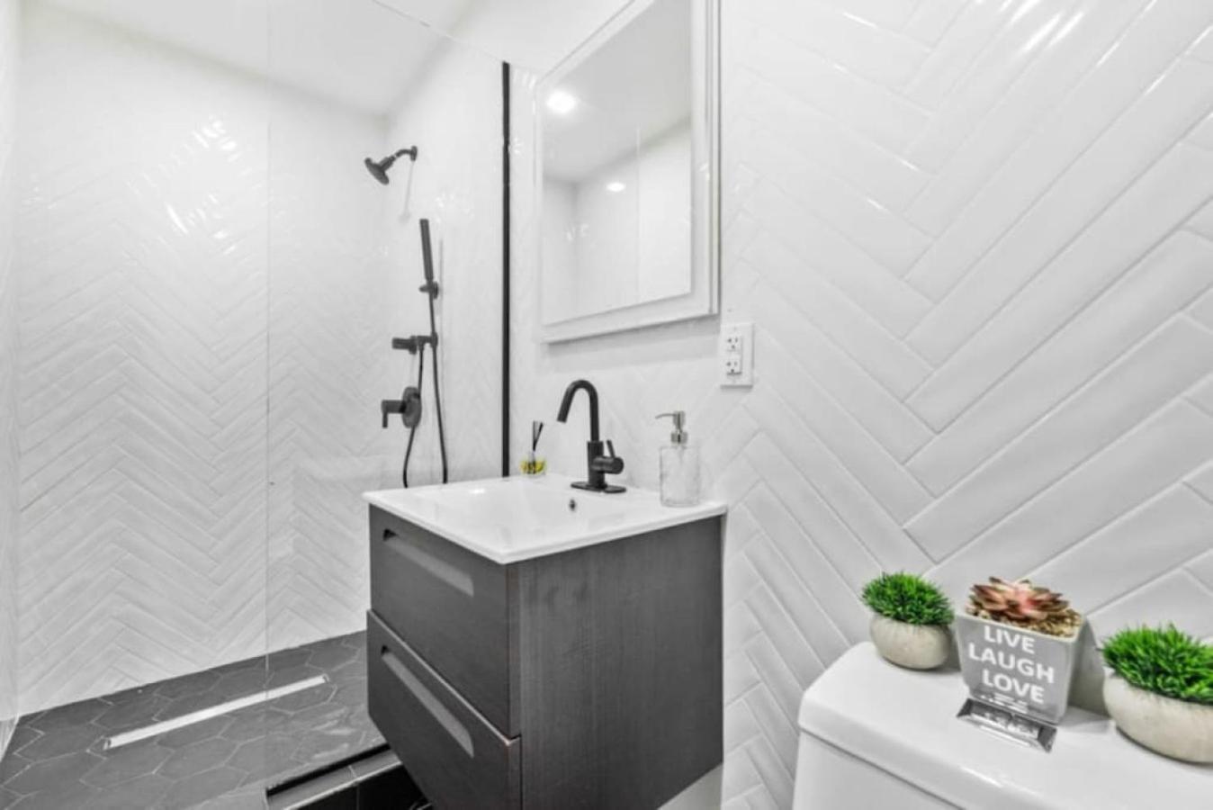 Căn hộ Luxe Studio With Charming Juliet Balcony *