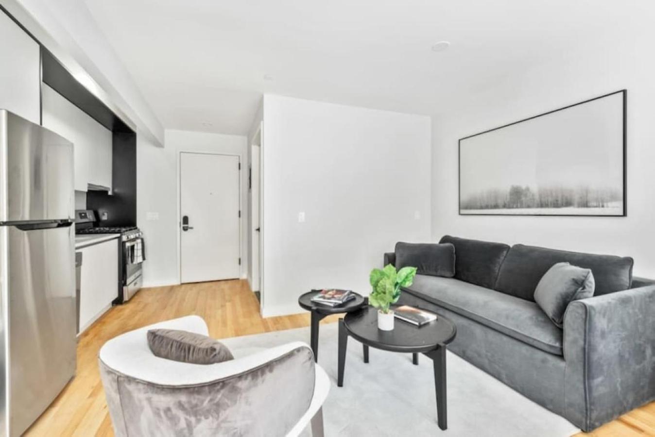 Luxe Studio With Charming Juliet Balcony Căn hộ New York