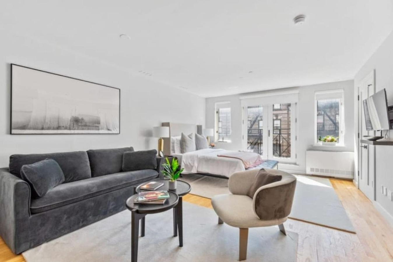 Căn hộ Luxe Studio With Charming Juliet Balcony New York
