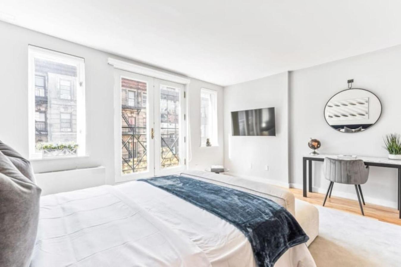Căn hộ Luxe Studio With Charming Juliet Balcony New York
