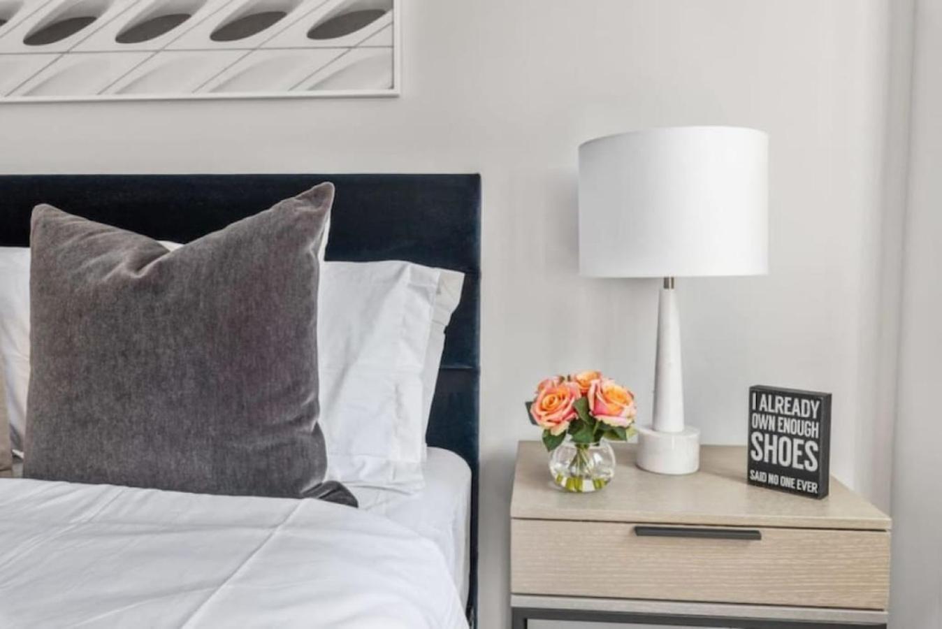 Căn hộ Luxe Studio With Charming Juliet Balcony New York