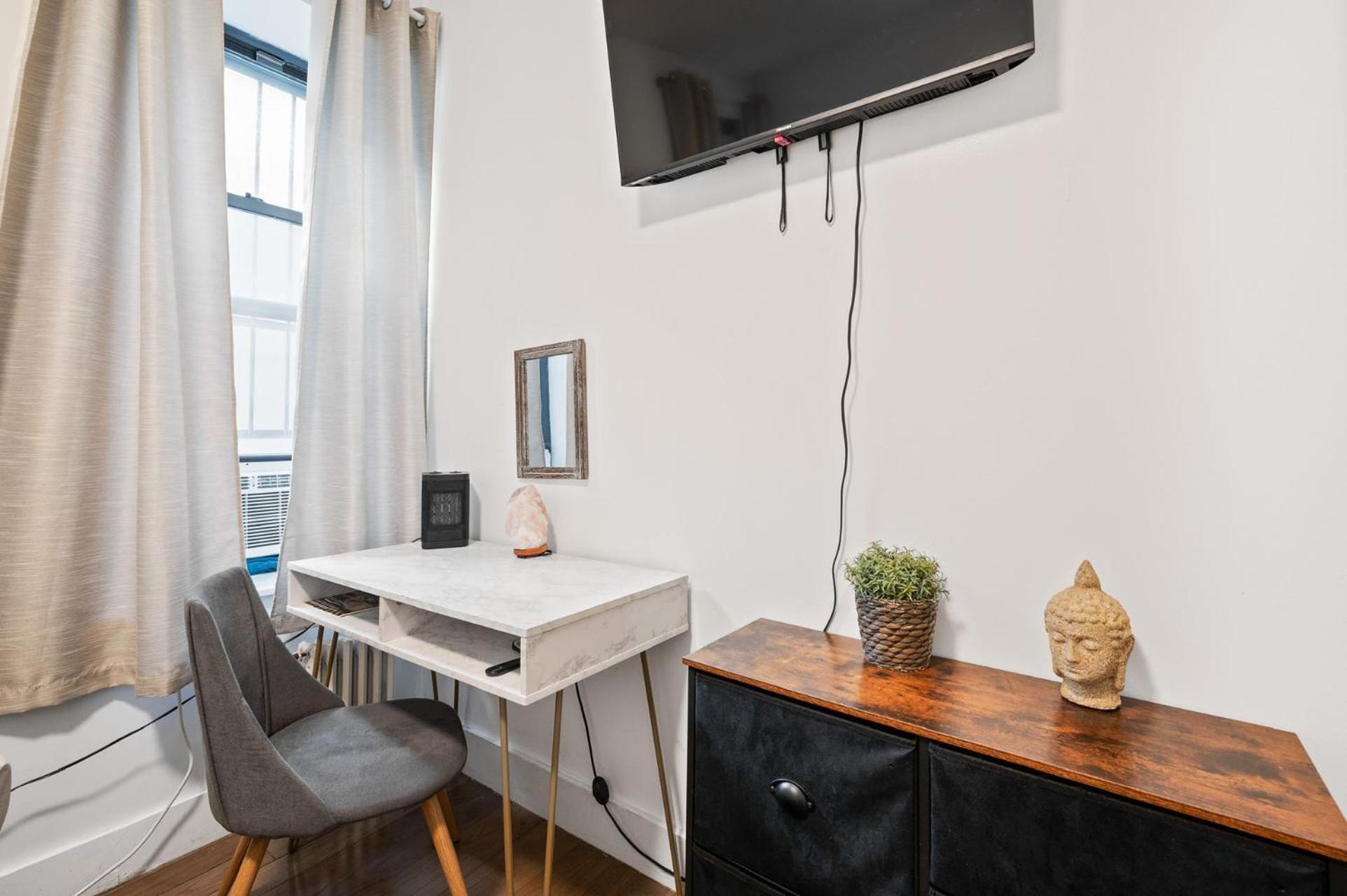 Spacious Modern Chinatown 3 Bedrooms Hotel