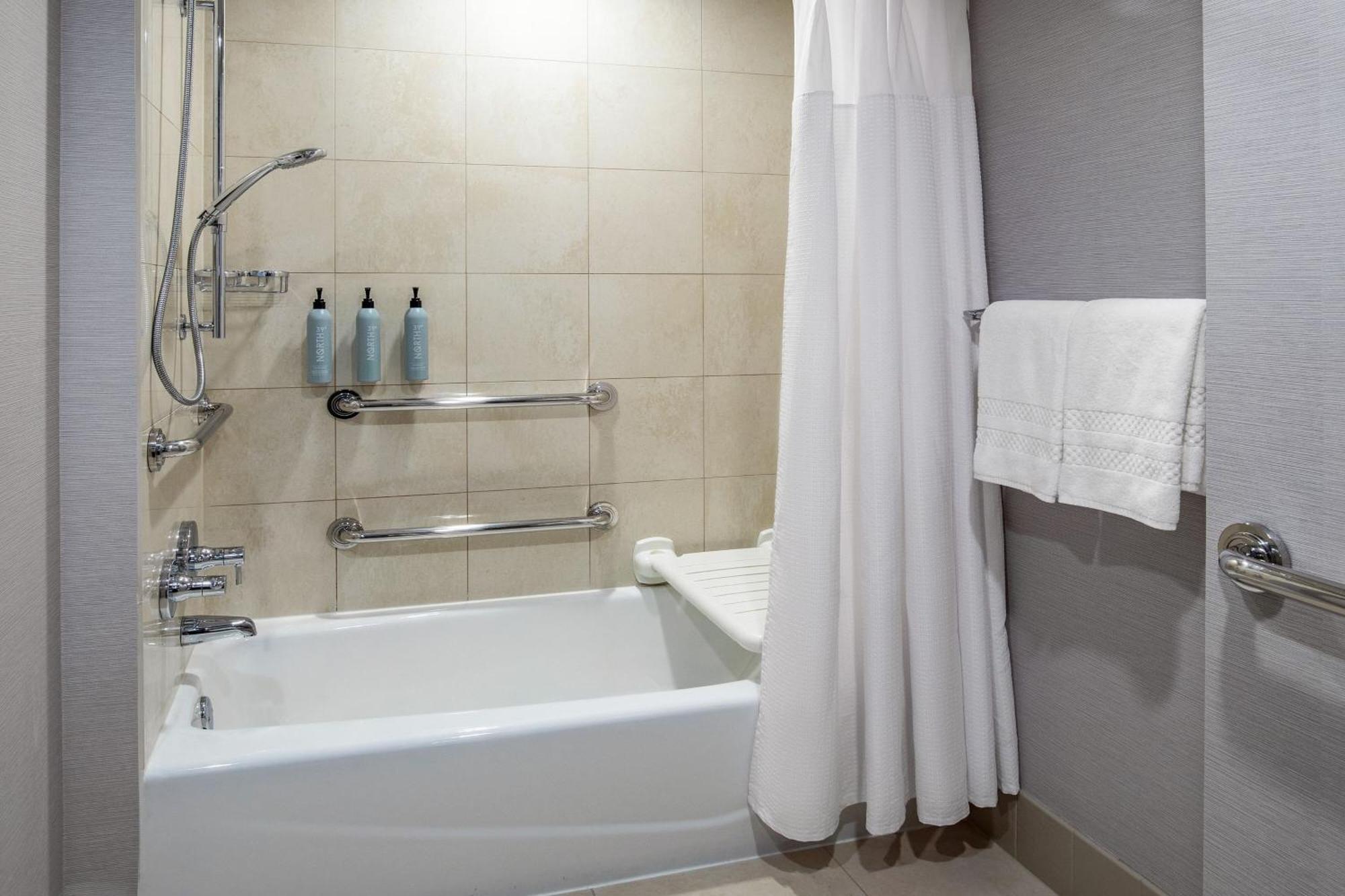 Khách sạn Courtyard By Marriott Times Square West 3*