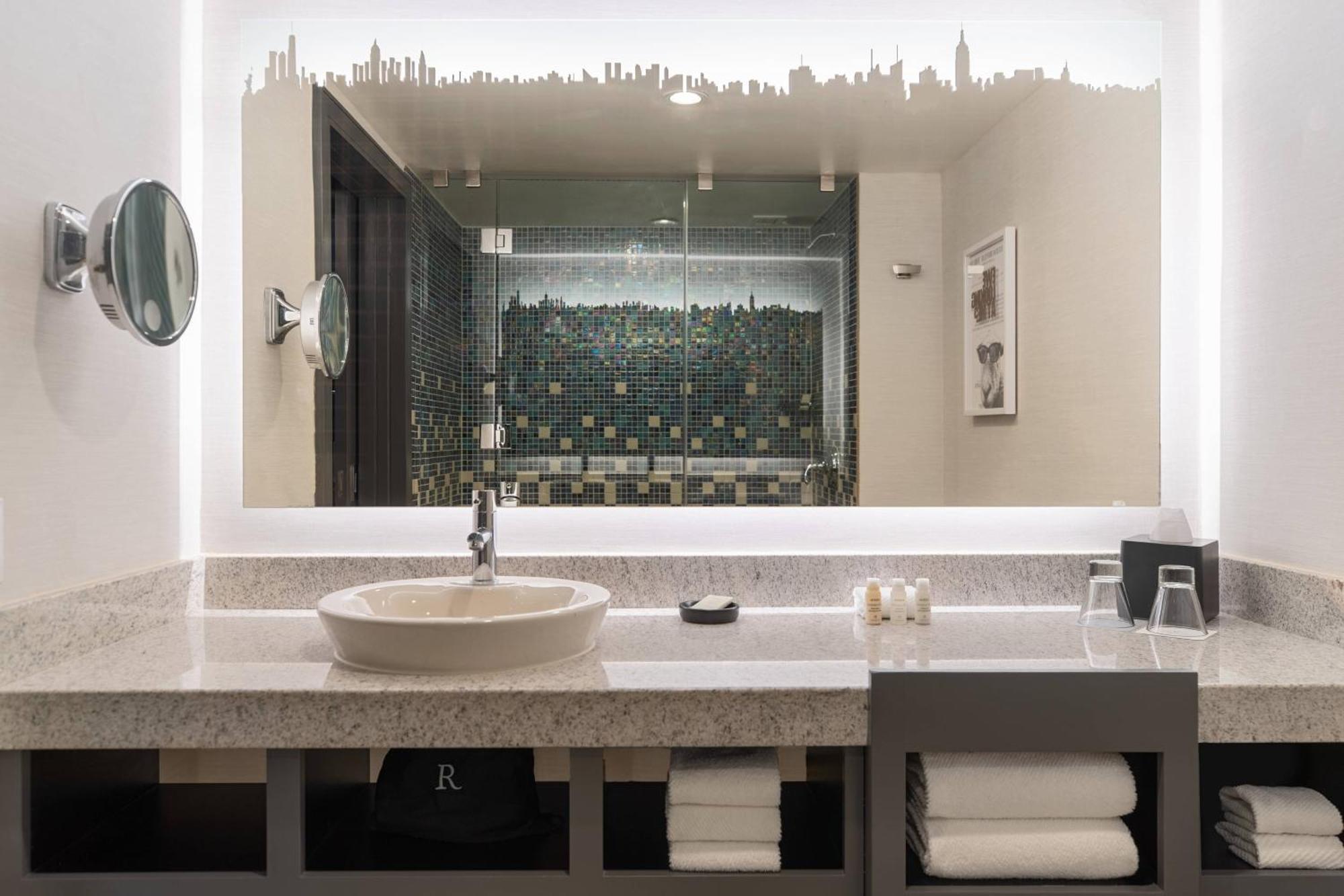 Khách sạn Renaissance Times Square By Marriott 4*