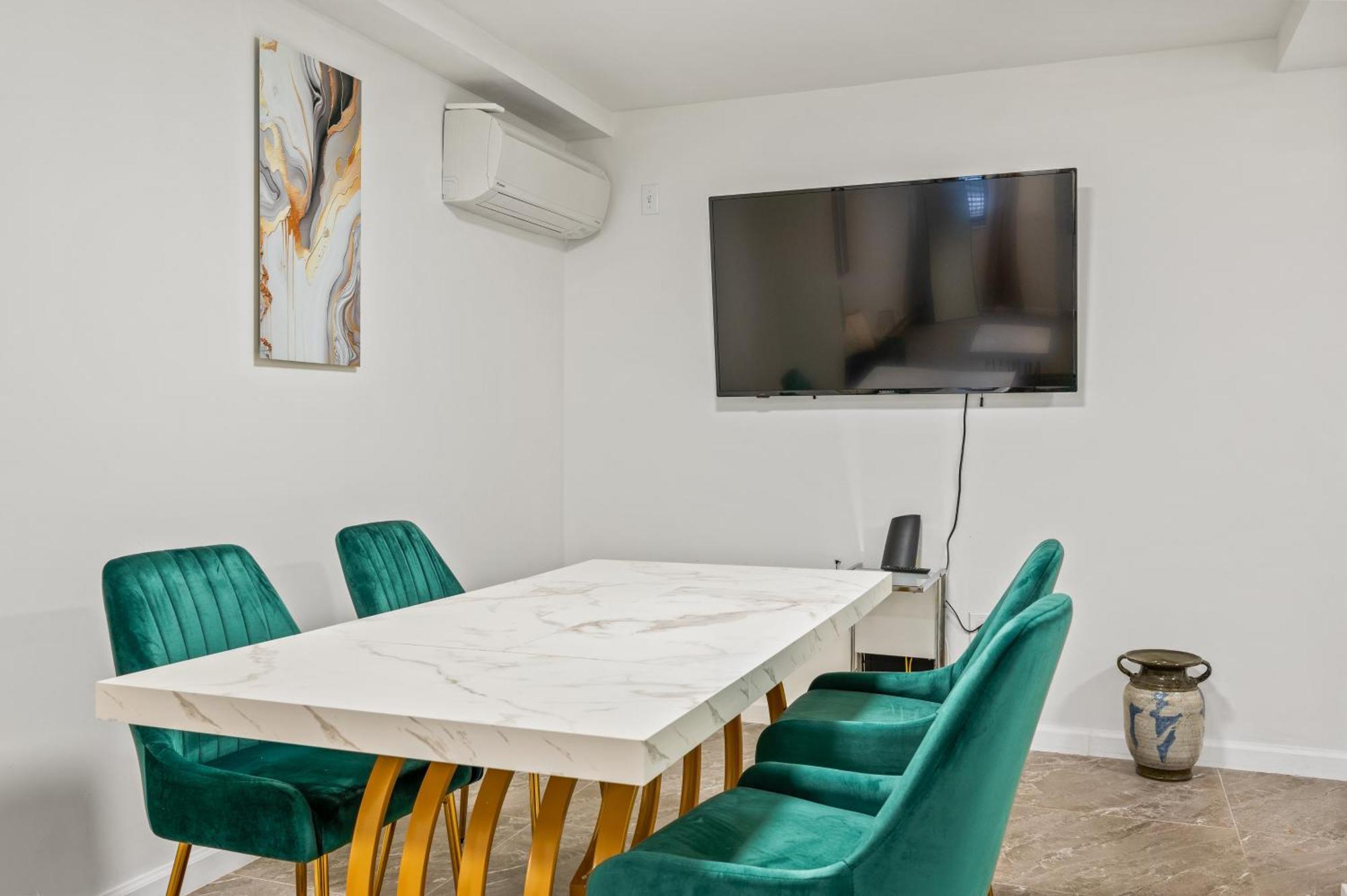 Khách sạn Upper East Side Luxury 3br 2b 1700 Square Feet 4*