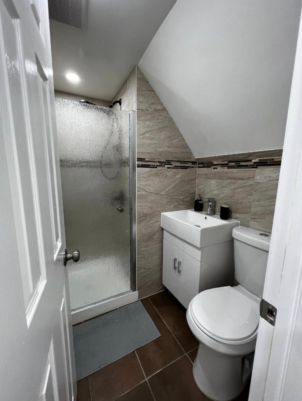 Ở trọ Modern & Cozy In Queens Near Train Station And Buses *