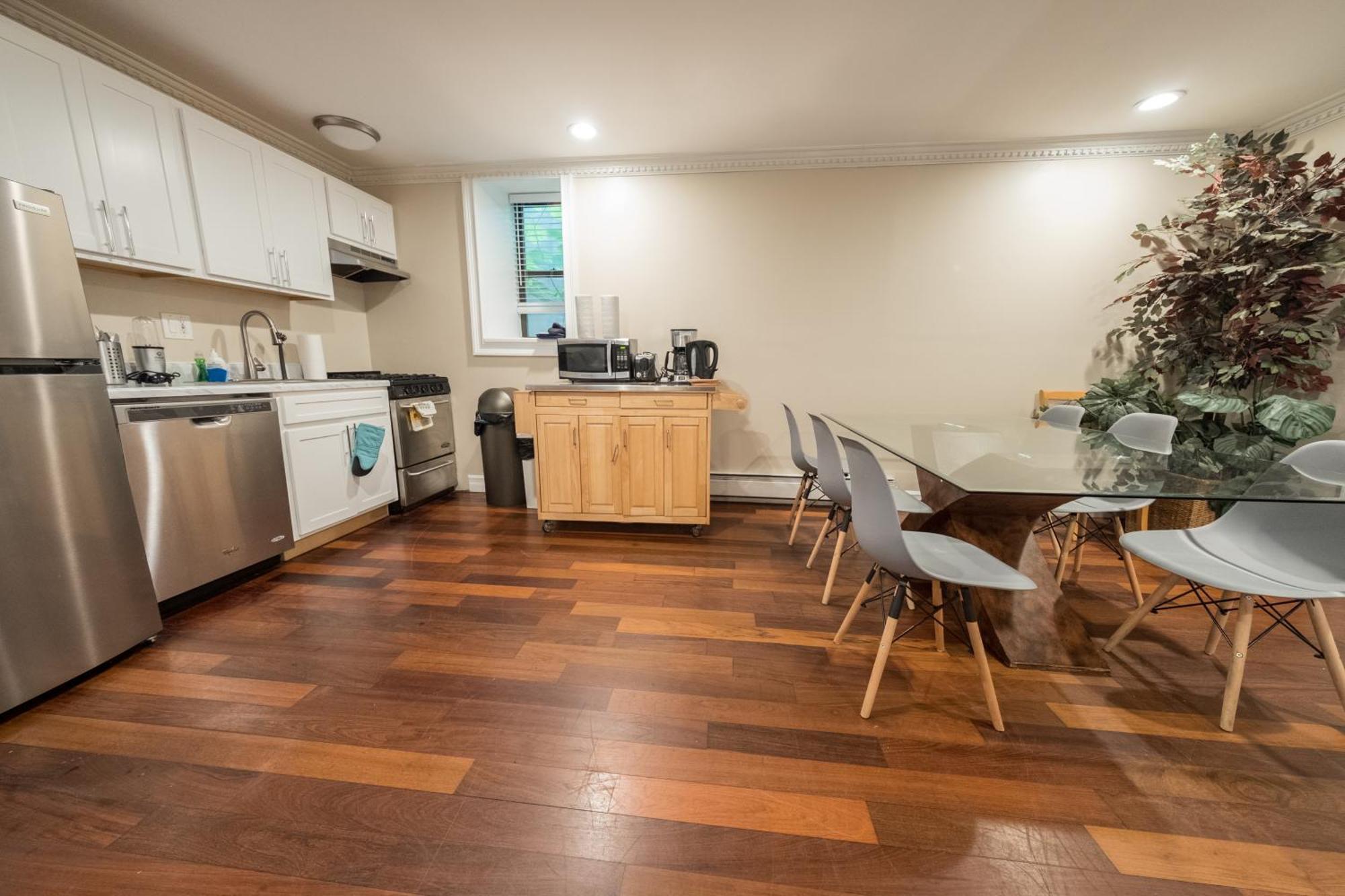 Spacious 4br 2ba With Private Outdoor Space Uws Apartment