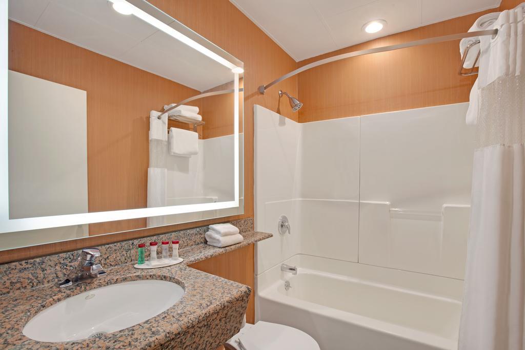 Khách sạn Ramada By Wyndham Bronx 3*