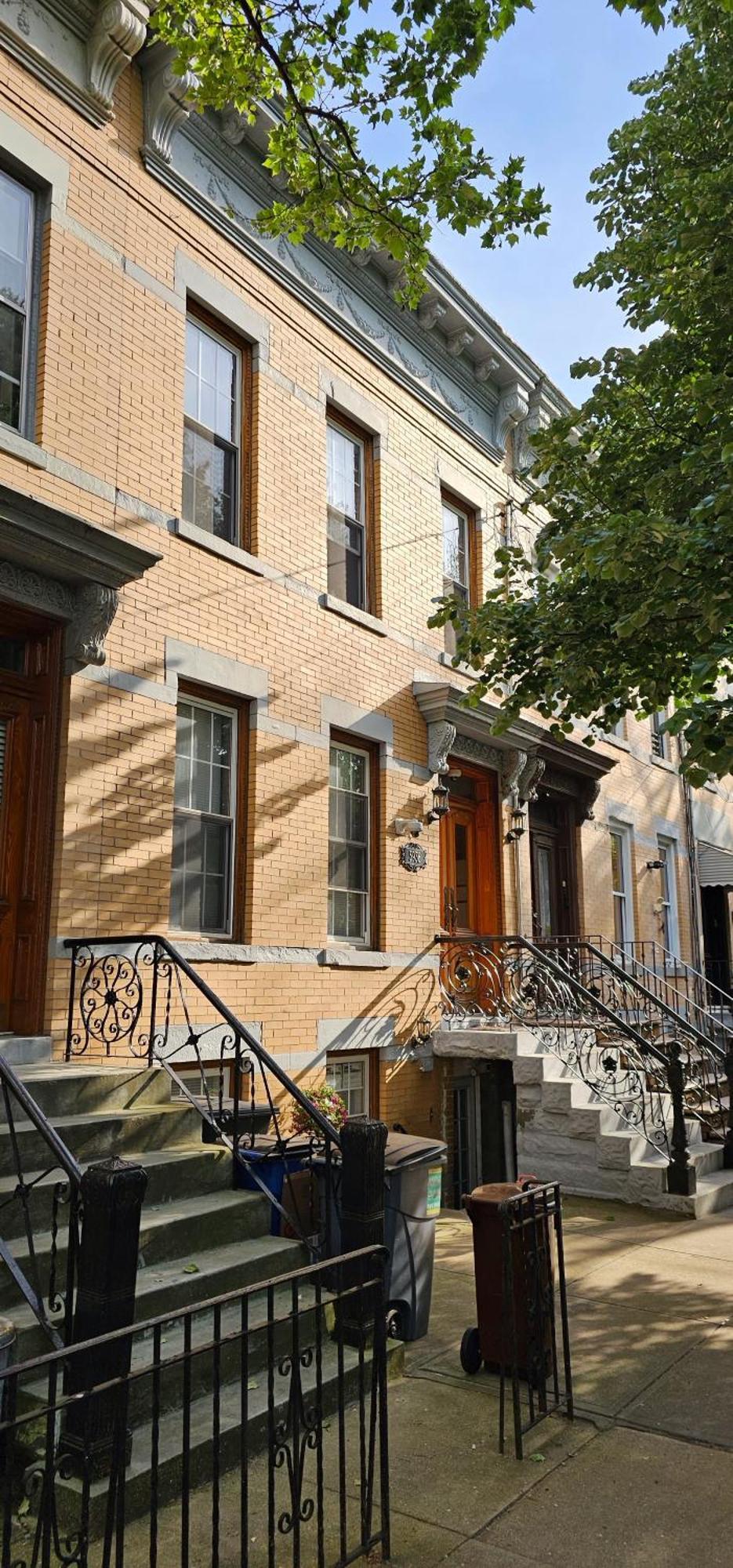Luxurious At Colonial Townhouse New York