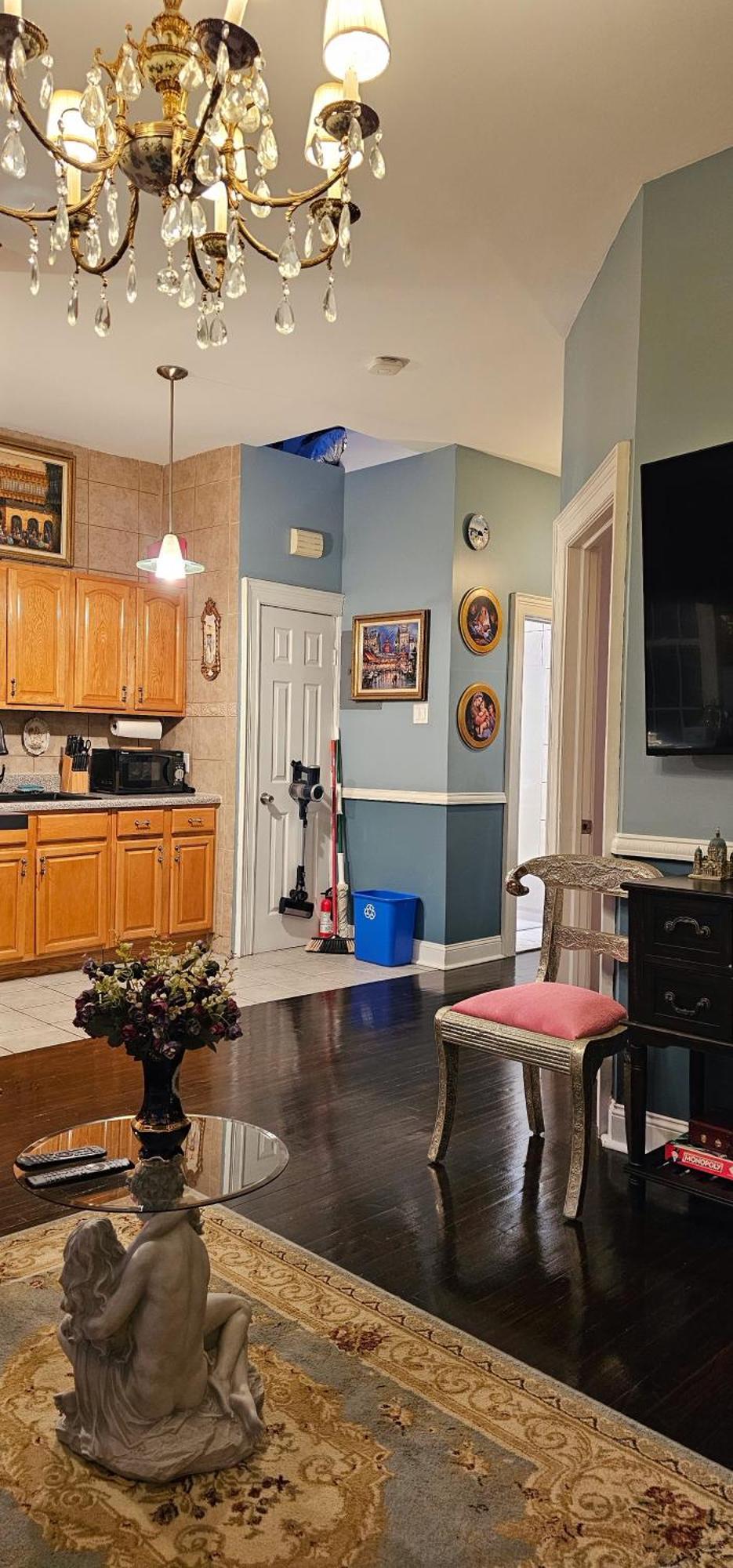 Luxurious At Colonial Townhouse Apartment *