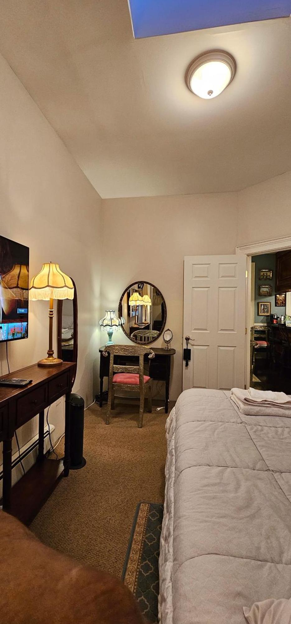 Luxurious At Colonial Townhouse Apartment