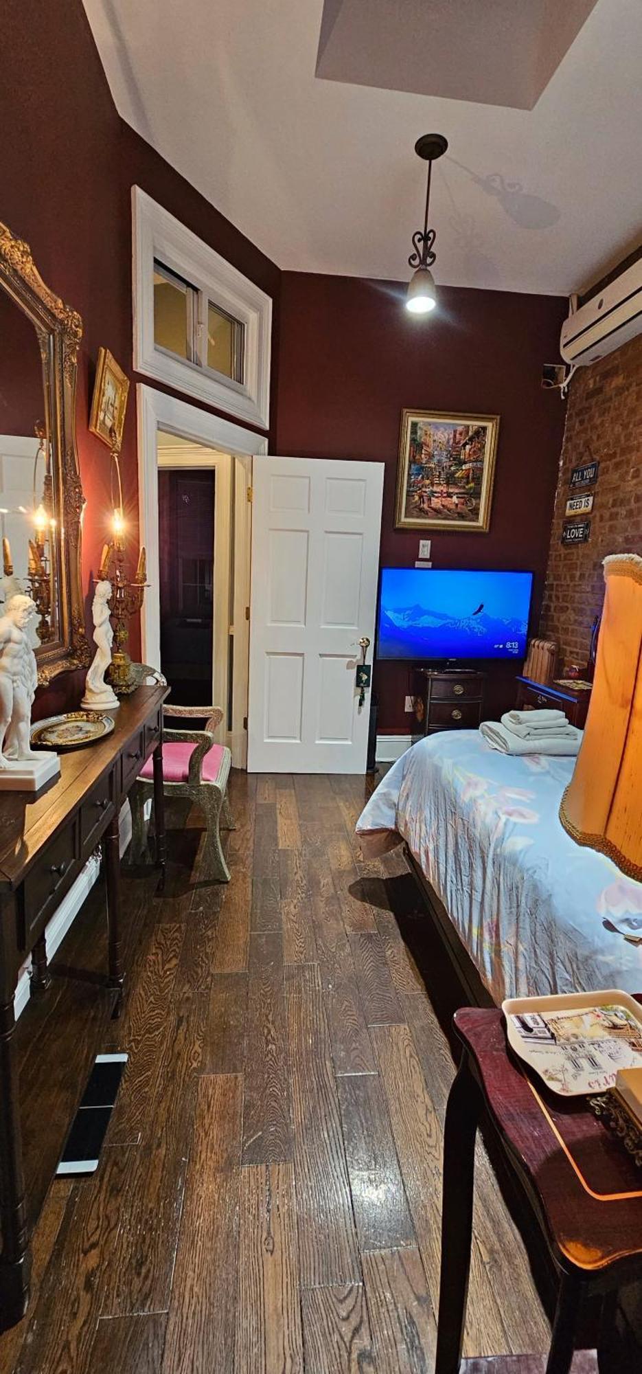 Luxurious At Colonial Townhouse Apartment *