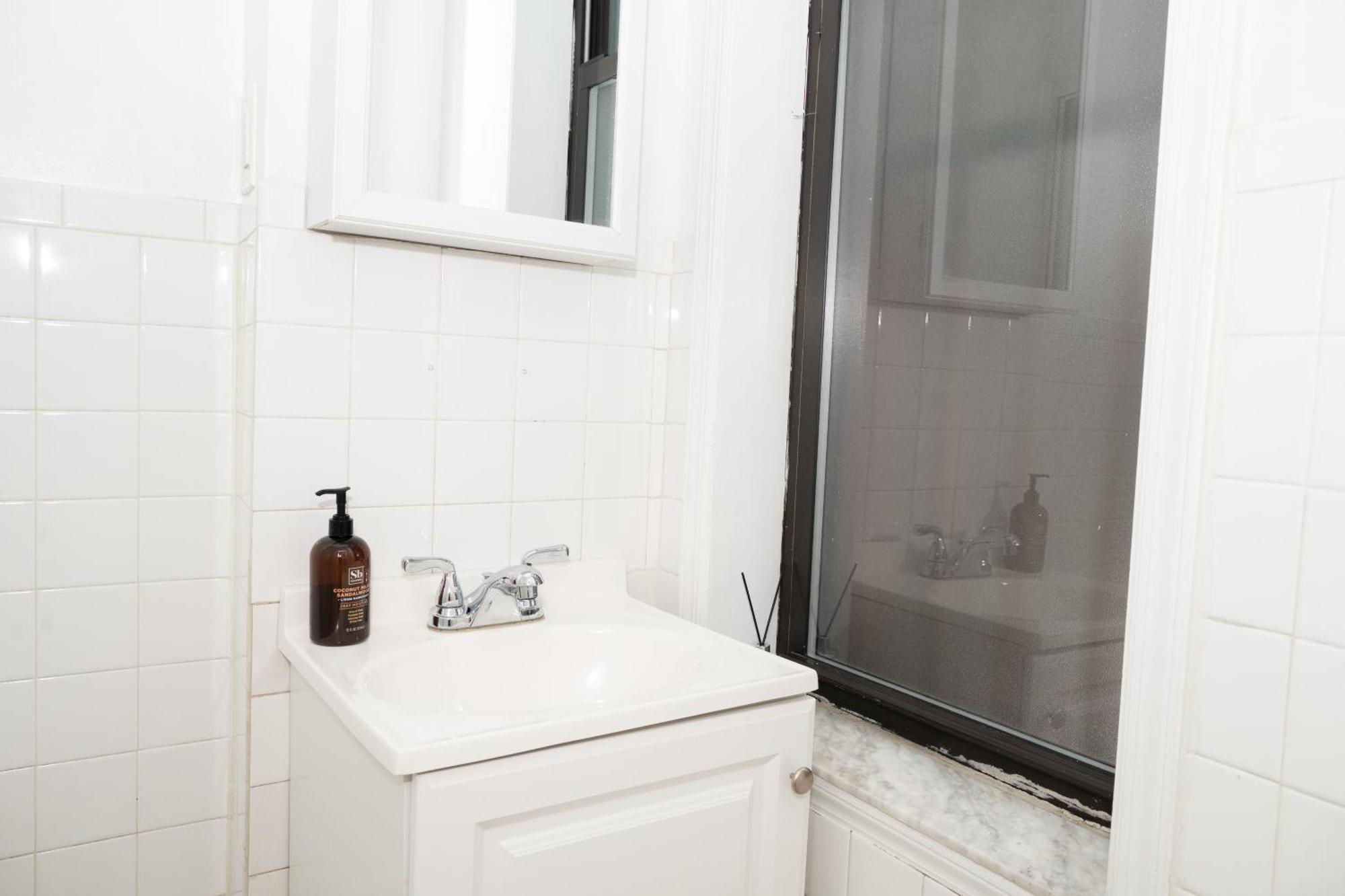 East Village Center W Full Amenities Great Location