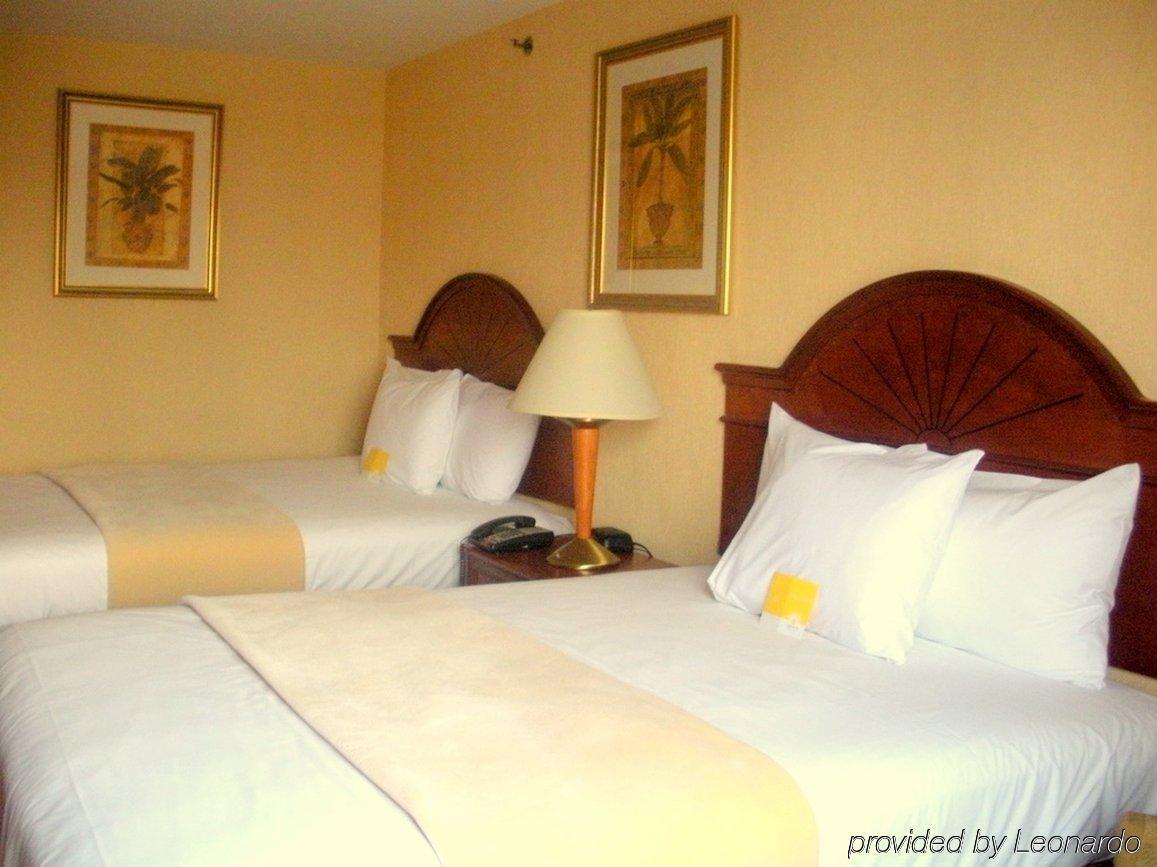 La Quinta By Wyndham Queens Khách sạn 3*