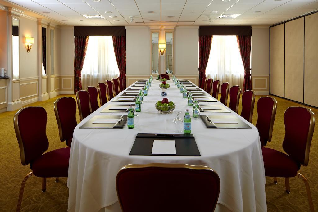 Khách sạn Warwick 4*