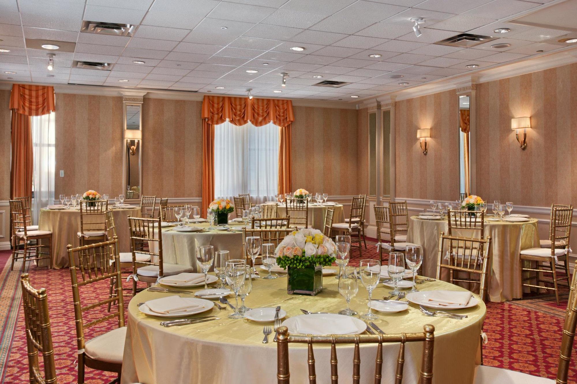 Khách sạn Warwick New York