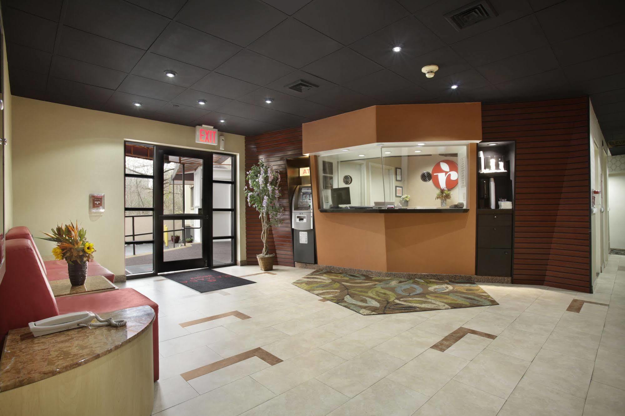 Khách sạn Ramada By Wyndham Bronx 3*
