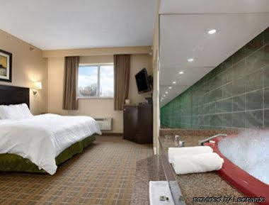 Khách sạn Ramada By Wyndham Bronx 3*