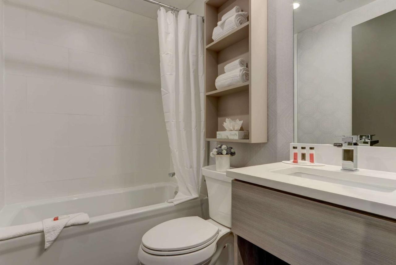 Khách sạn Microtel By Wyndham Long Island 3*