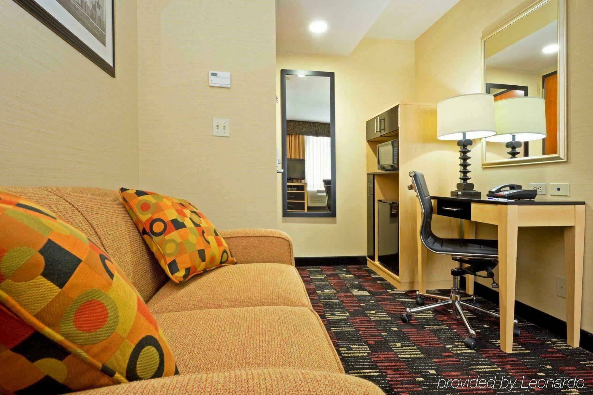 Khách sạn Express - Street By Ihg