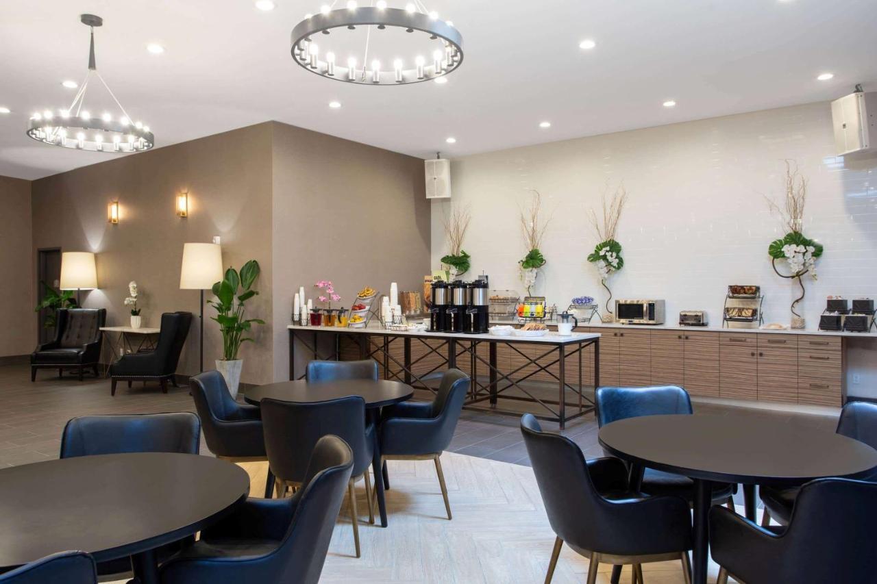 Khách sạn Microtel By Wyndham Long Island 3*