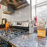 Massive Soho Loft 5Bedrooms 2 Baths - 2500 Sqft