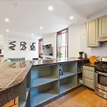 Massive Soho Loft 5Bedrooms 2 Baths - 2500 Sqft