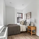 Sleek 2 Bed 1 Bath Apartment By Chrysler Building & Bustling Murray Hill
