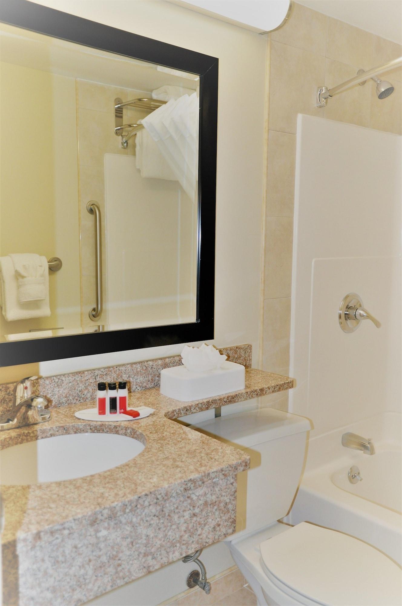 Ramada By Wyndham Staten Island Khách sạn 3*