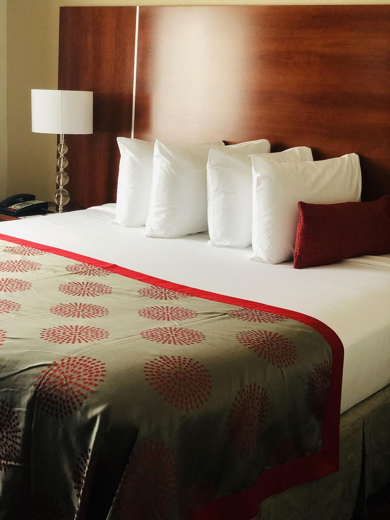 Khách sạn Ramada By Wyndham Staten Island 3*