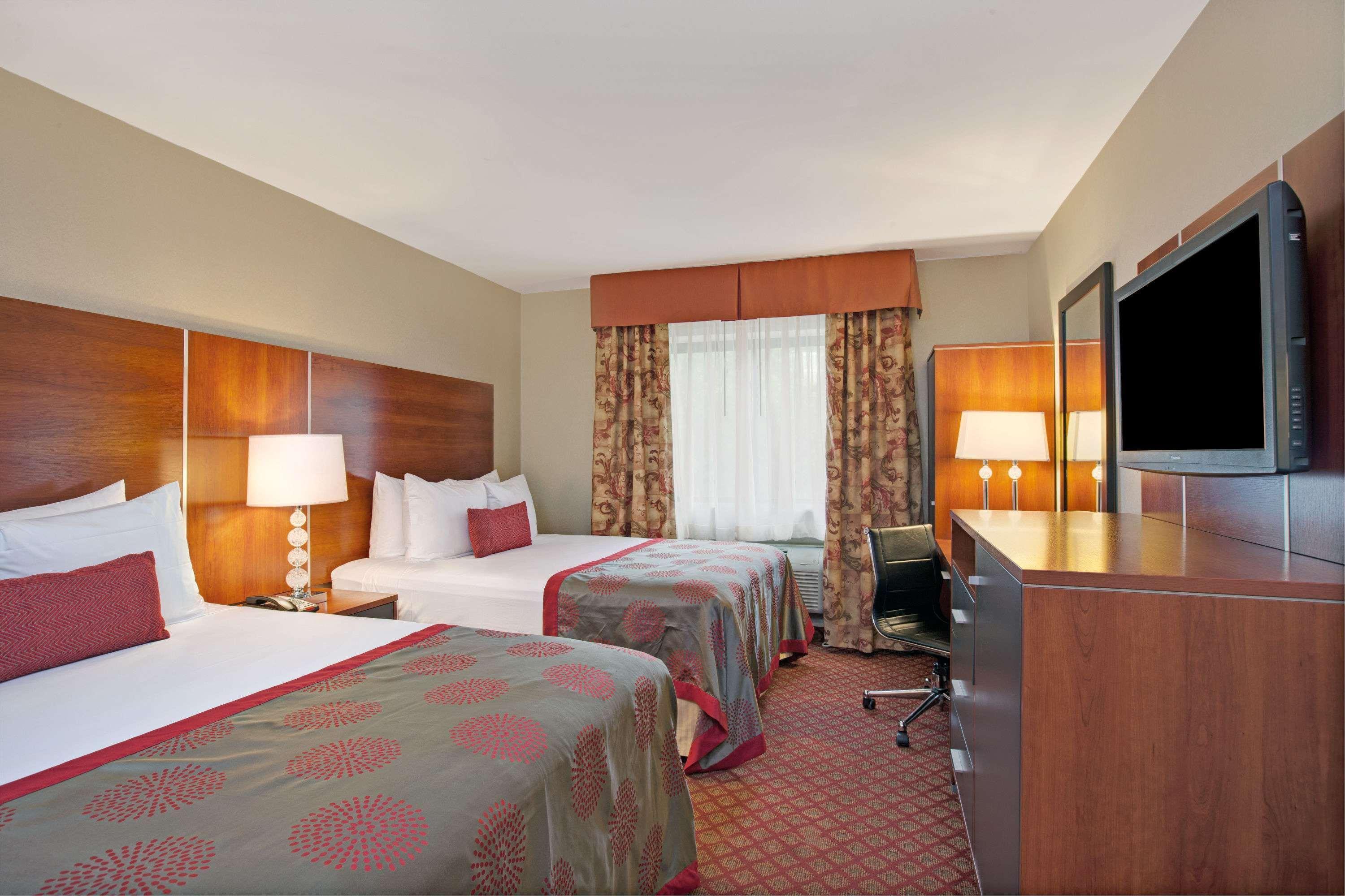 Ramada By Wyndham Staten Island Khách sạn 3*