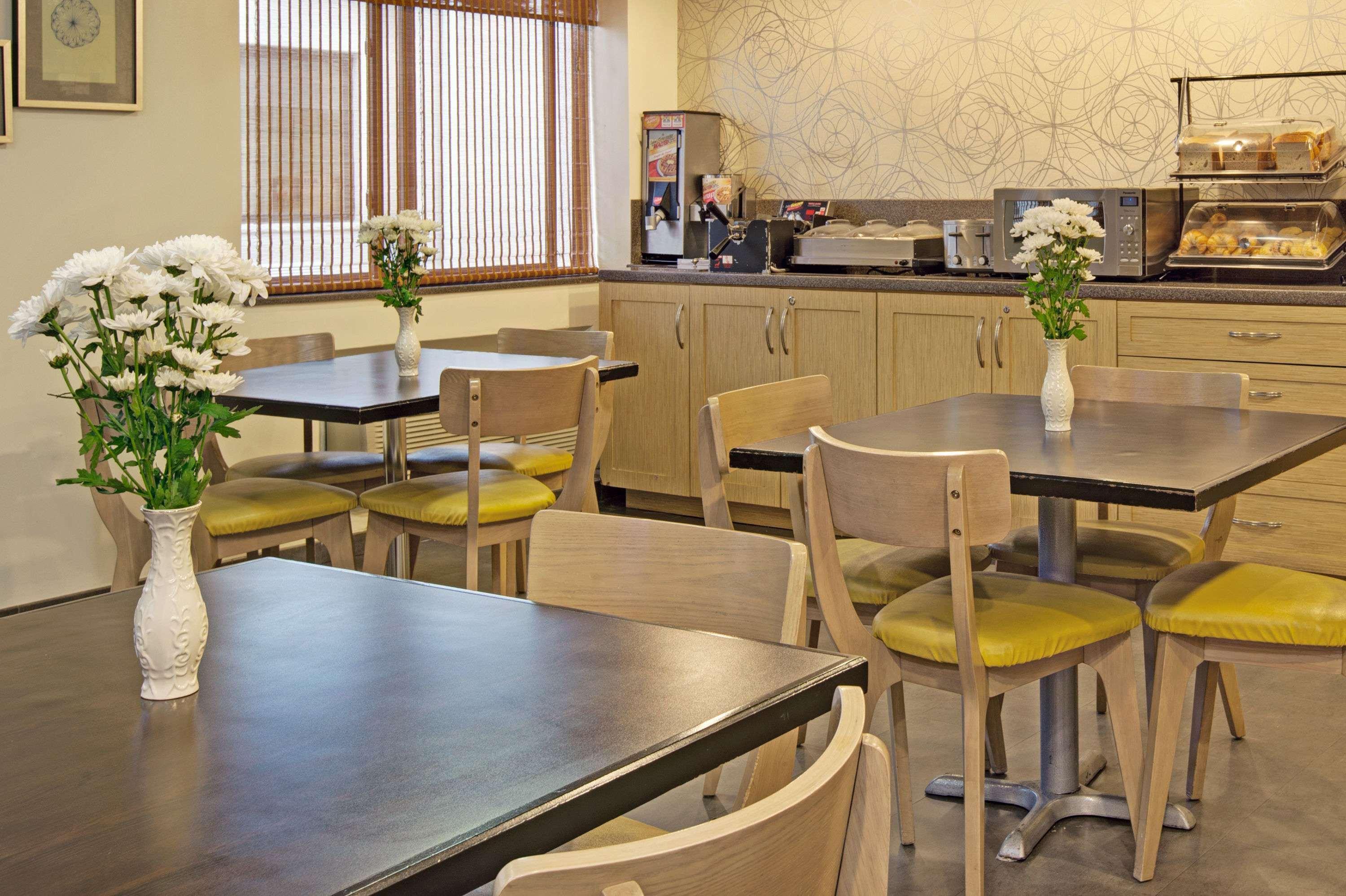 Ramada By Wyndham Staten Island Khách sạn 3*