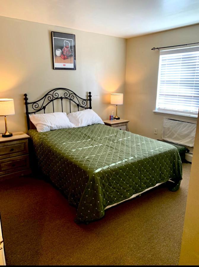 Large 3-bedrooms/2-bath Apt, One Block To Train Homestay *