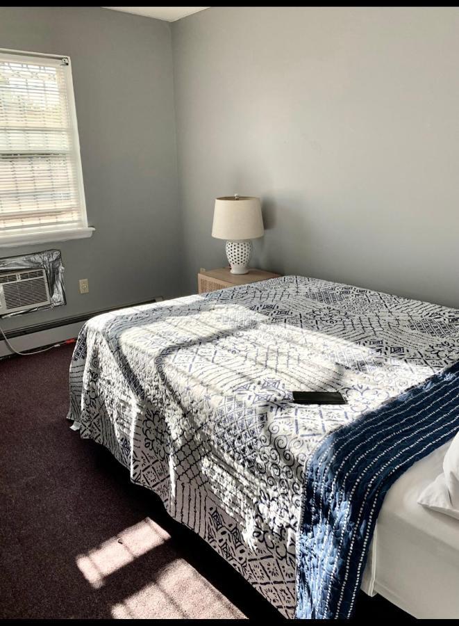 Large 3-bedrooms/2-bath Apt, One Block To Train Homestay *