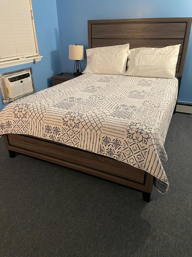 Homestay Large 3-bedrooms/2-bath Apt, One Block To Train New York