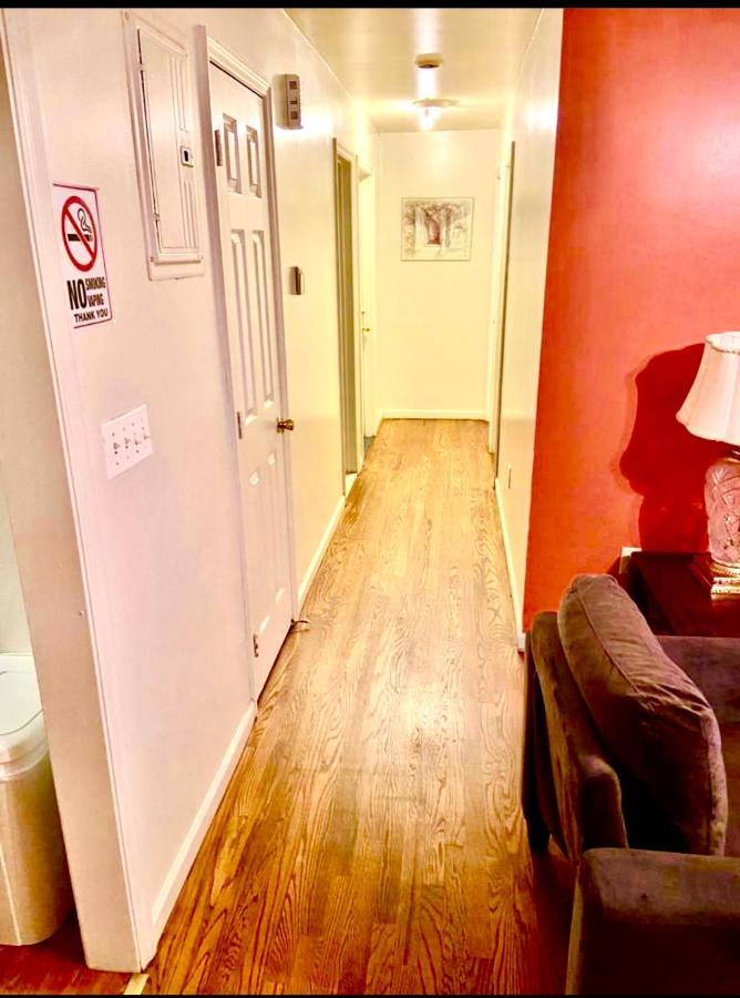 Homestay Large 3-bedrooms/2-bath Apt, One Block To Train