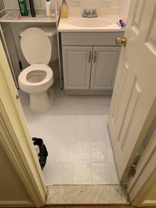 Large 3-bedrooms/2-bath Apt, One Block To Train Homestay New York