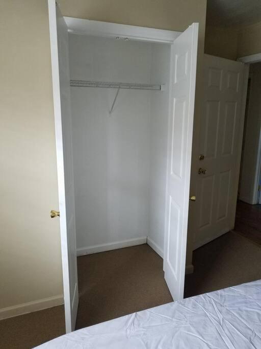 Homestay Large 3-bedrooms/2-bath Apt, One Block To Train New York