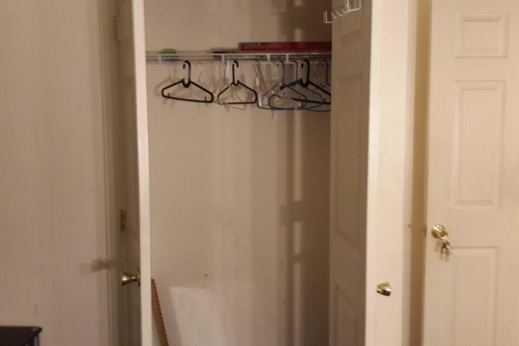 Homestay Large 3-bedrooms/2-bath Apt, One Block To Train *