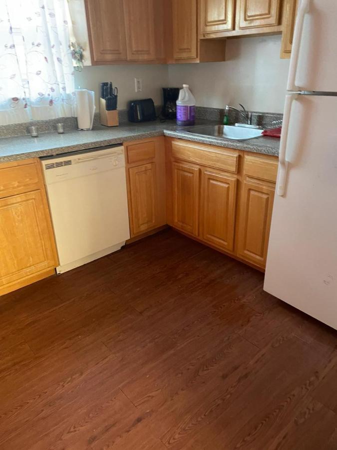 Homestay Large 3-bedrooms/2-bath Apt, One Block To Train