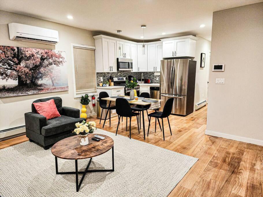Holiday home A New Splash Of Color In The Heart Of Queens