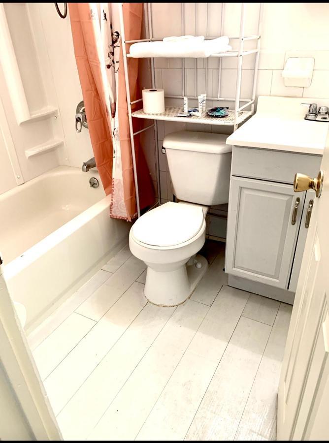 Homestay Large 3-bedrooms/2-bath Apt, One Block To Train