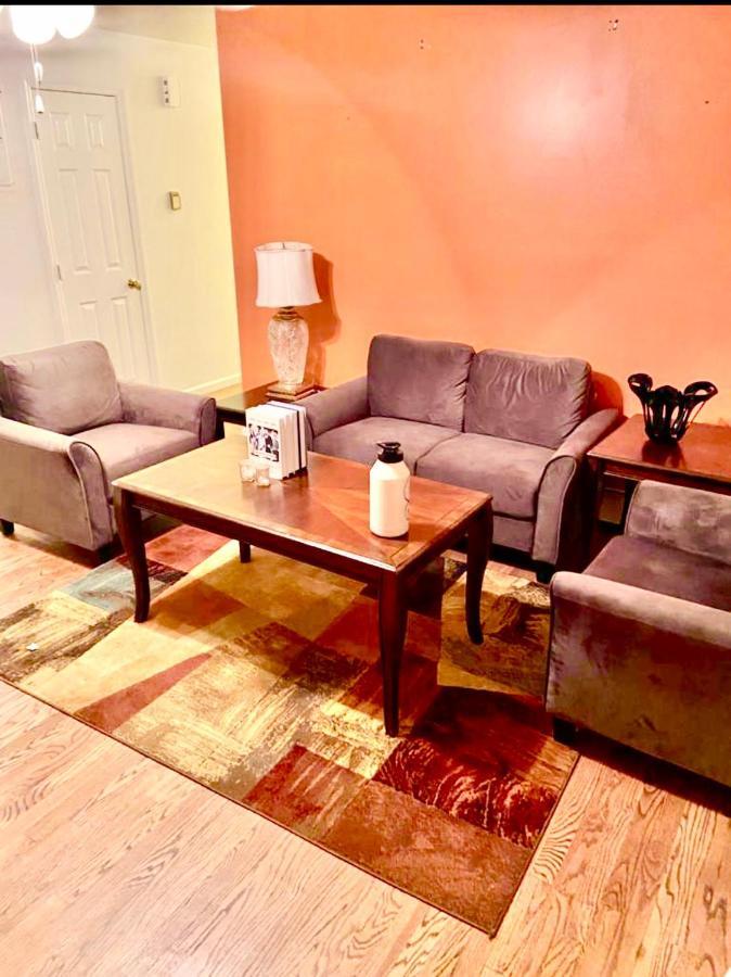 Homestay Large 3-bedrooms/2-bath Apt, One Block To Train New York