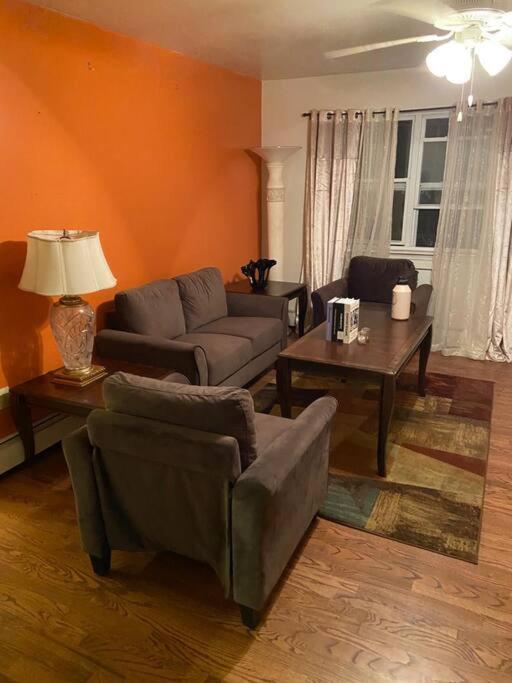 Homestay Large 3-bedrooms/2-bath Apt, One Block To Train *