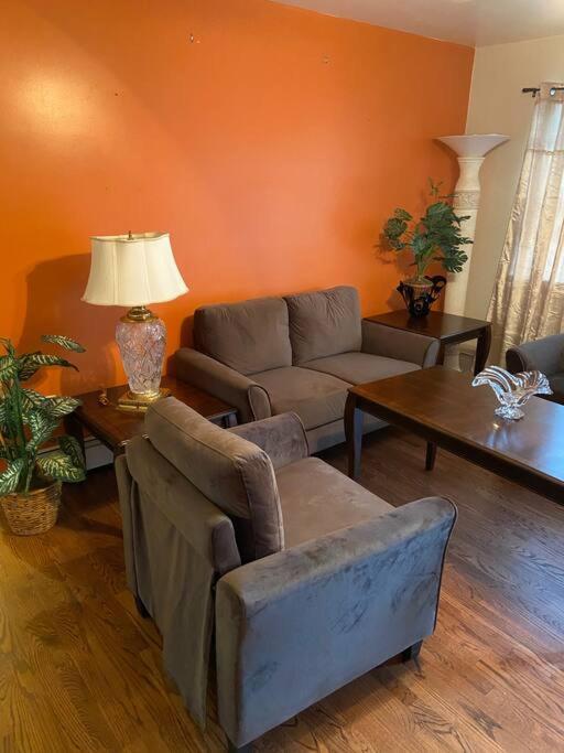 Large 3-bedrooms/2-bath Apt, One Block To Train Homestay *
