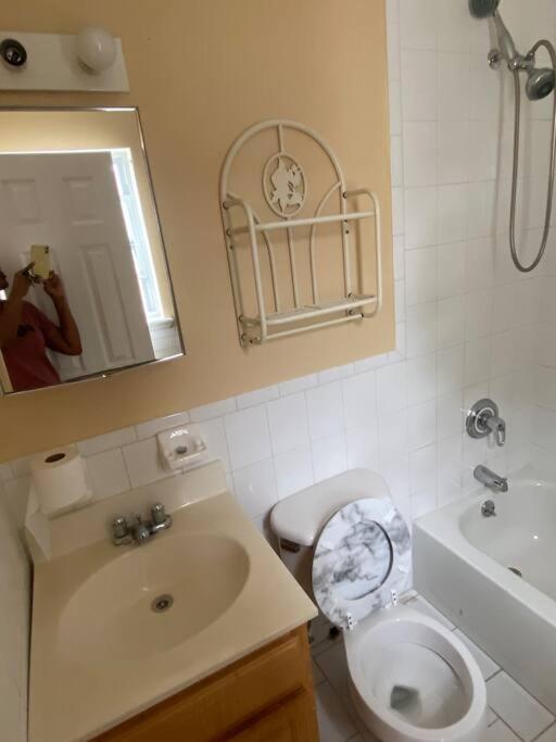 Large 3-bedrooms/2-bath Apt, One Block To Train Homestay *