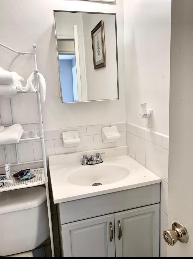 Homestay Large 3-bedrooms/2-bath Apt, One Block To Train New York